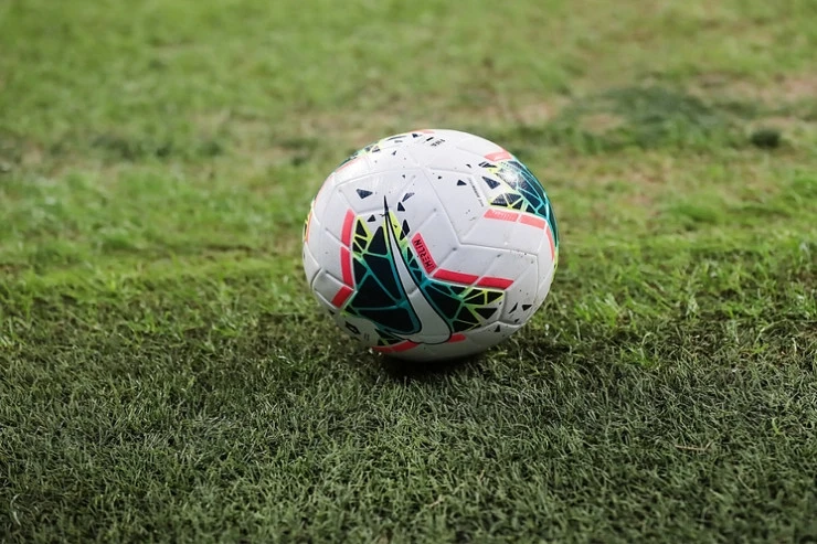Azarkeşi qucaqlayan futbolçu 10 min dollar cərimələndi
