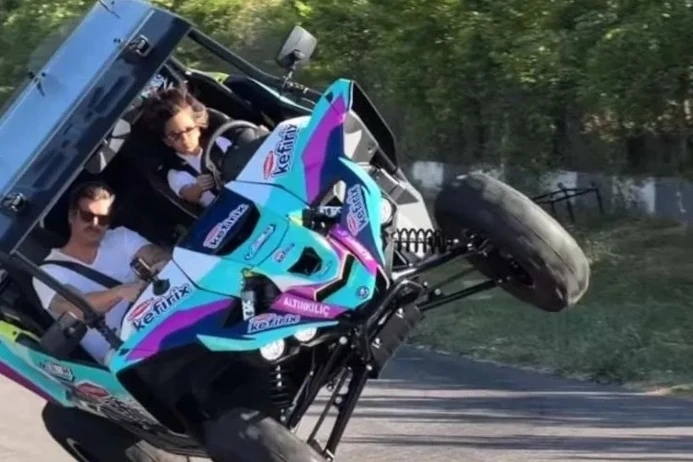 Kıvanç Tatlıtuğ motosikletçi çempionun oğlu ilə görüşüb