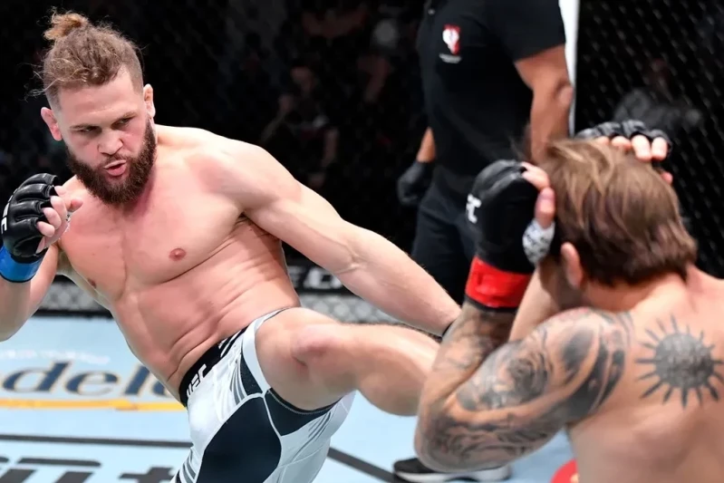 Cormier criticizes Oliveira's decision to fight Fiziev: This is not the right decision