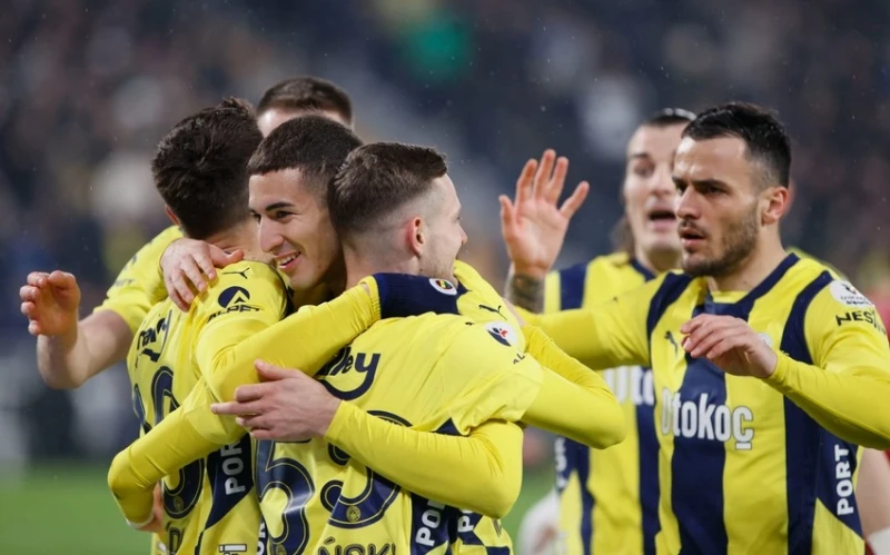 Superliqa: “Fənərbağça” “Qalatasaray”la xal fərqini 4-ə endirib