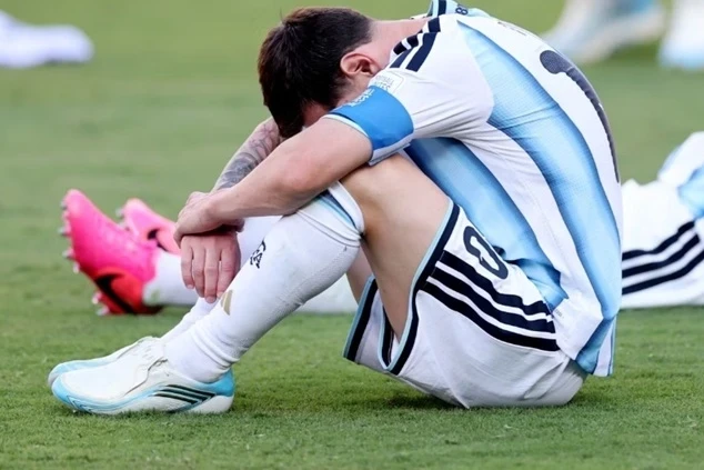 Lionel Messi atası ilə vida mərasimində iştirak edib