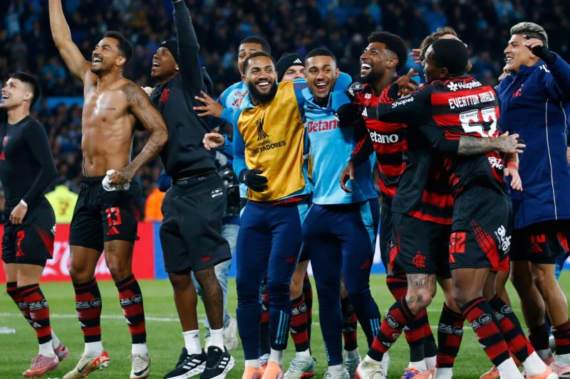 Libertadores Kubokunda Rasinq azarkeşlərindən Flamenqo futbolçularına qarşı pul hiyləsi Libertadores Kubokunda Rasinq azarkeşlərindən Flamenqo futbolçularına qarşı pul hiyləsi