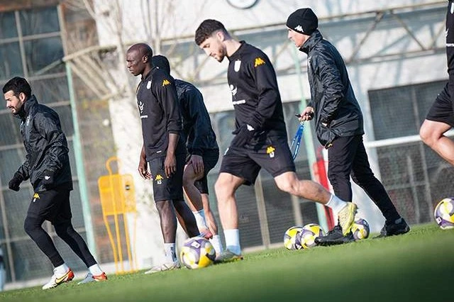 Neftçi Karvan-Yevlax oyunu üçün Yevlaxa yola düşdü