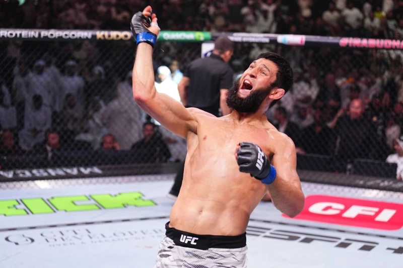 Khamzat Chimaev, Dricus du Plessis'i Yenerek UFC Şampiyonu Oldu