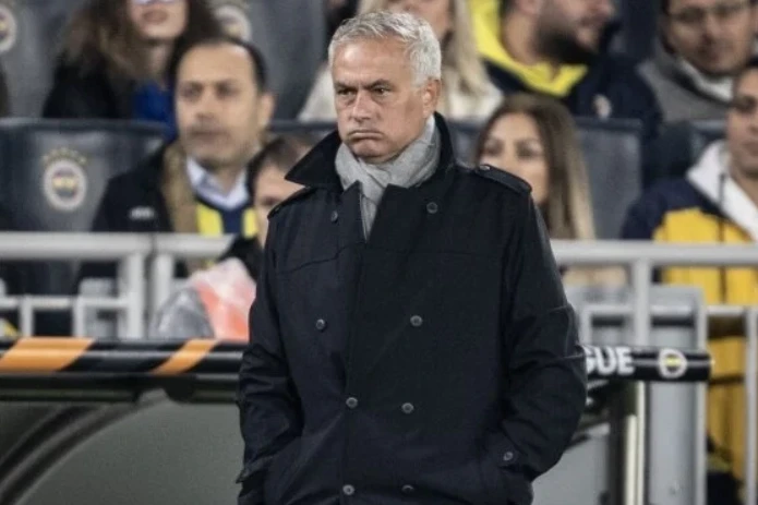 Fənərbağça fanatları Mourinyonun istefasına çağırır