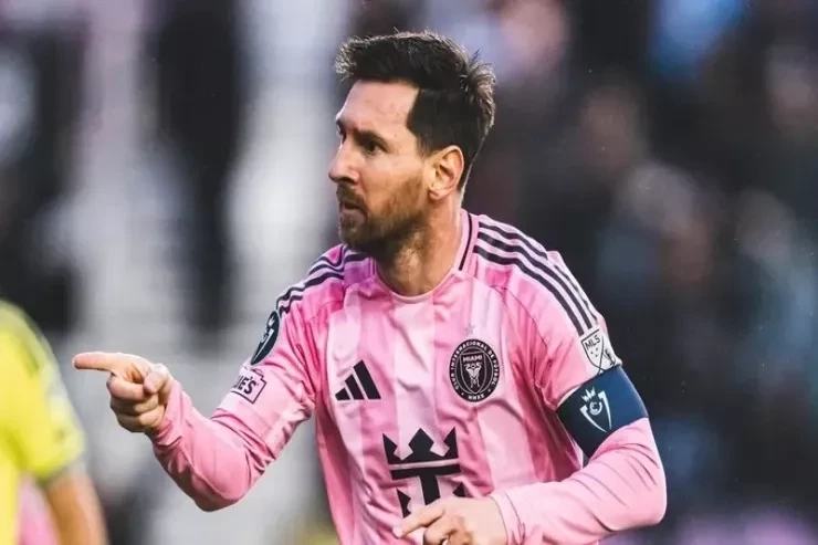 Lionel Messi sağlığında tribunaya adının verilməsi ilə idman tarixinə düşdü