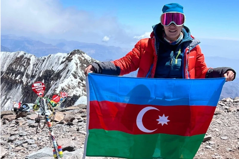 MES rescuer Sima Safarova waved the Azerbaijani flag on the summit of Aconcagua