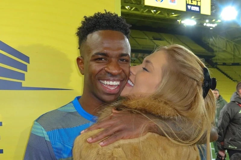 Vinisiusun sevgilisindən qeyri-adi jest: Köynəkdə foto, ayaqqabıda ad!