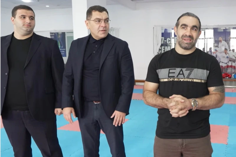 Rafael Ağayev eşitmə məhdudiyyətli idmançılarla görüş keçirib - VİDEO