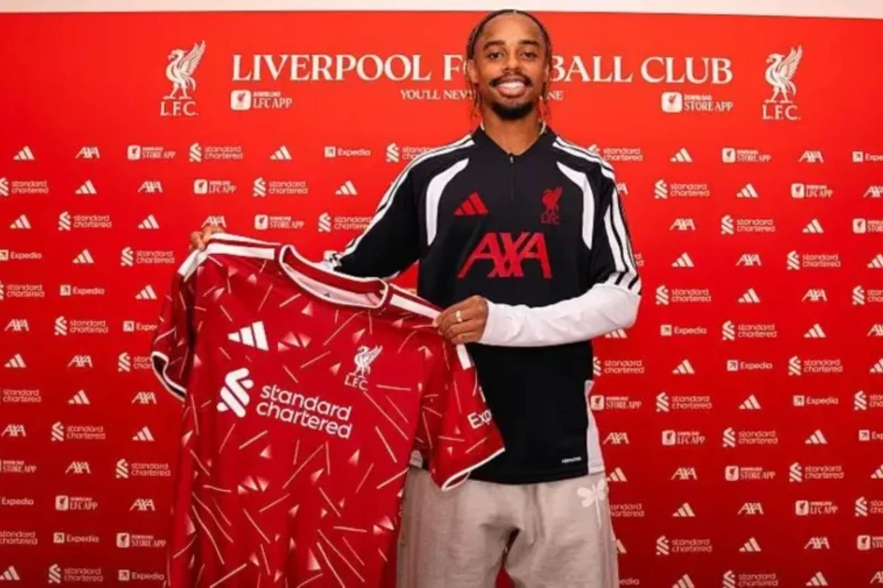 Liverpool, Fransalı forvard Bredli Barkolanı 123 milyon funtla PSG-dən transfer etdi