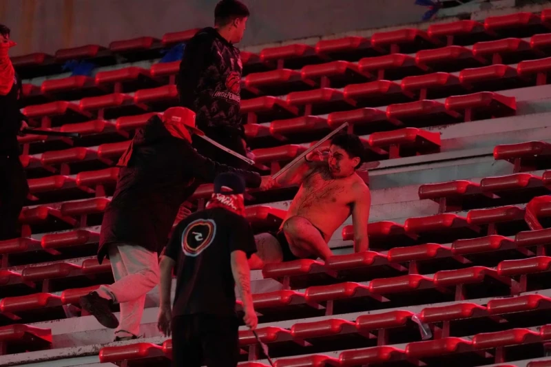 Riots in Argentina at Independiente - Universidad de Chile match: 3 deaths, game suspended;