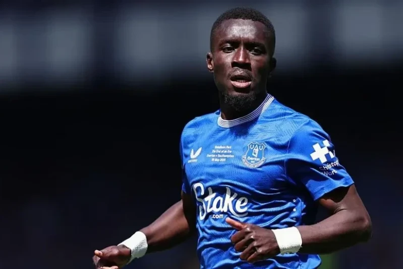 Evertonun oyunçusu komanda yoldaşı ilə toqquşmaya görə qırmızı vərəqə alıb