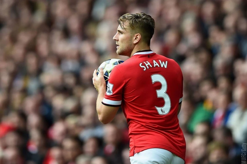 Luke Shaw Stays at Manchester United
