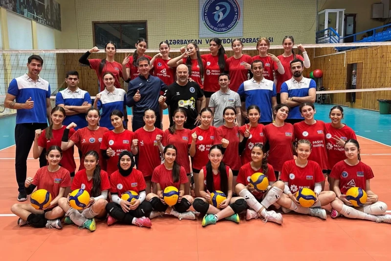 FİVB məşqçi-instruktoru Cengiz Akarçeşme U-14 qız voleybolçularımızla görüşüb