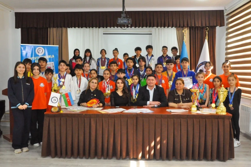 Rasul Chunayev meets with students at school number 7