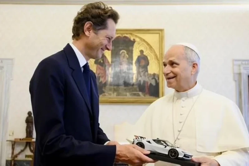 Papa Fransiskə Şarl Leklerin Ferrari sükanı hədiyyə edildi