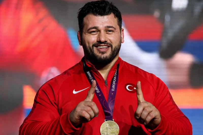 AVRO Çempionatında qalmaqal: Belaruslu güləşçi Rıza Kayaalpı vurdu
