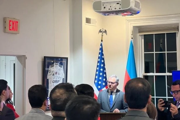 Karabağ İmzalı Forması ABD-Azerbaycan Ticaret Odası'nın Washington'daki Ofisinde Sergileniyor