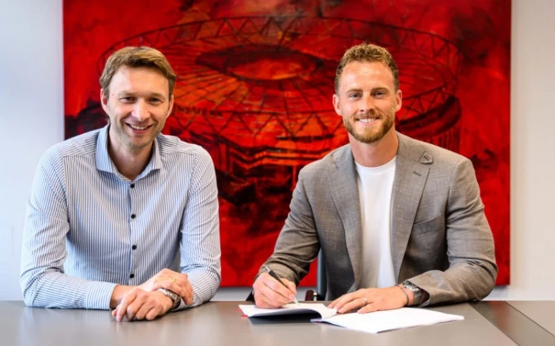 Bayer 04 Niderland millisinin qapıçısı Mark Flekkeni transfer edib