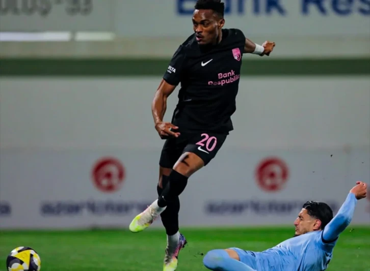 Coy Lens Mickels, Azerbaycan şampiyonaları tarihinde Bahodir Nasimov'un başarısını tekrarladı