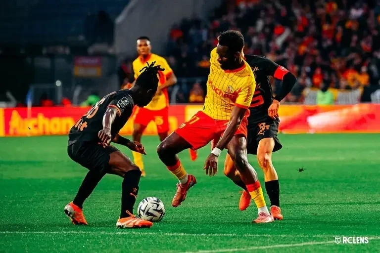 Lens Defeats Rennes to Climb to the Top of Ligue 1