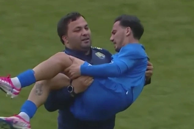 Необычный поступок врача в матче Кяпаз - Габала - ВИДЕО