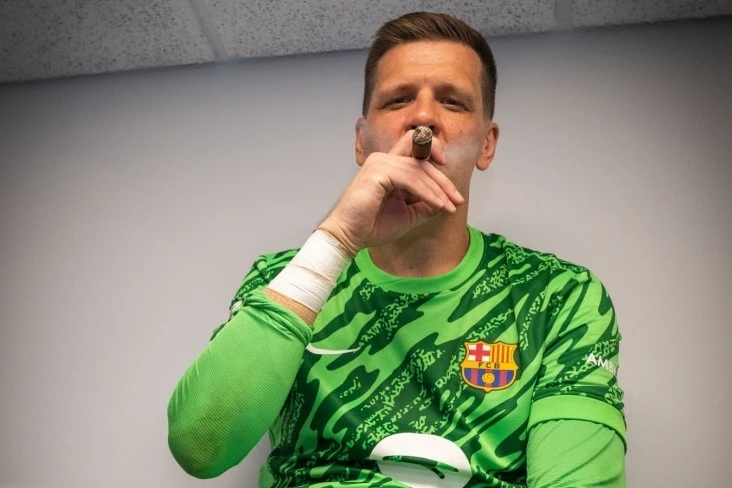 Barcelona goalkeeper reveals his opinion on the head coach smoking