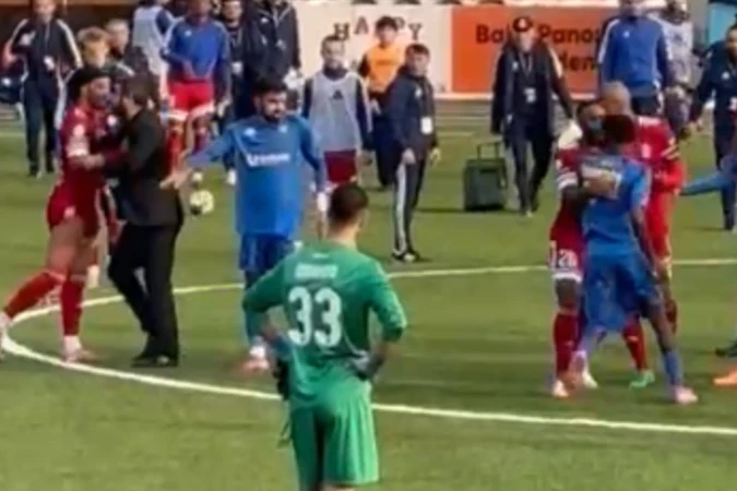 Рашад Садыгов предотвратил драку между футболистами в матче Кяпаз - Зиря
