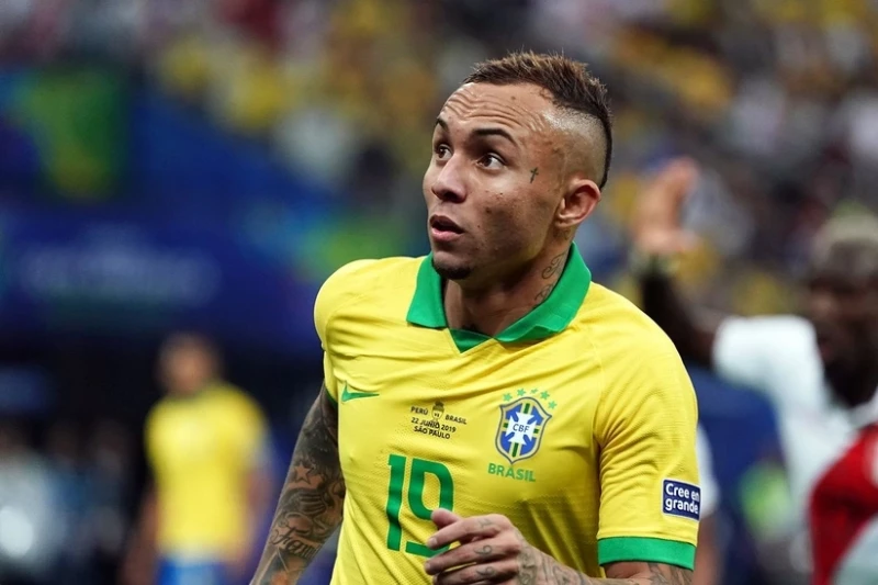 Beşiktaş Everton Soaresi transfer etmək istəyir