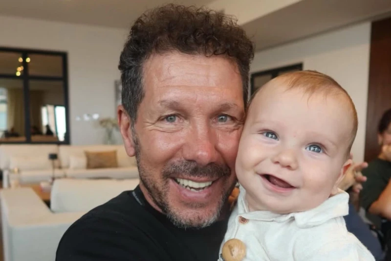 Dieqo Simeone nəvəsi ilə fotolarını sosial şəbəkədə paylaşdı