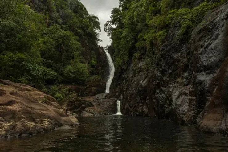 Şəlalədə selfi çəkərkən yıxılan fransalı futbolçu həlak oldu