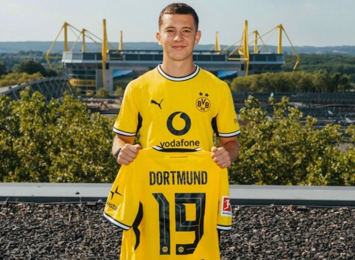 Borussiya 18 yaşlı yunan yarımmüdafiəçini transfer edib