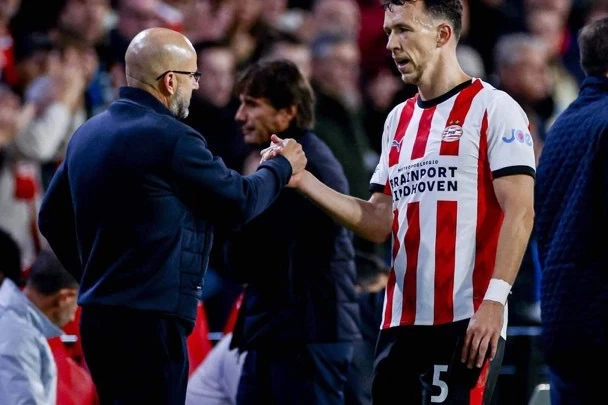 Peter Bosz, Karabağın yenilgisine Ajax nedeniyle sevindi