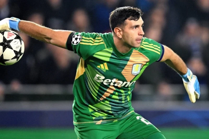 Manchester United shows interest in Emiliano Martinez again