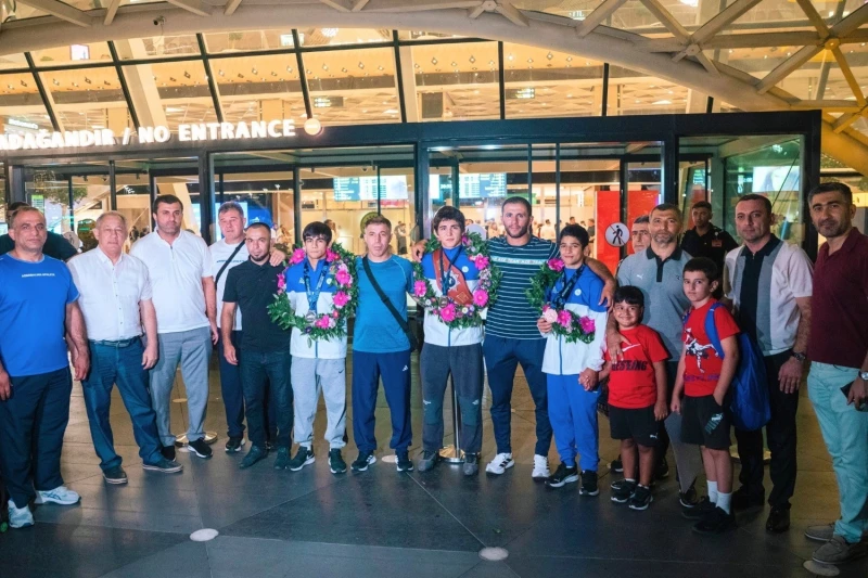 U17 dünya çempionatında medal qazanan yunan-Roma güləşçilərimiz Vətənə qayıdıblar