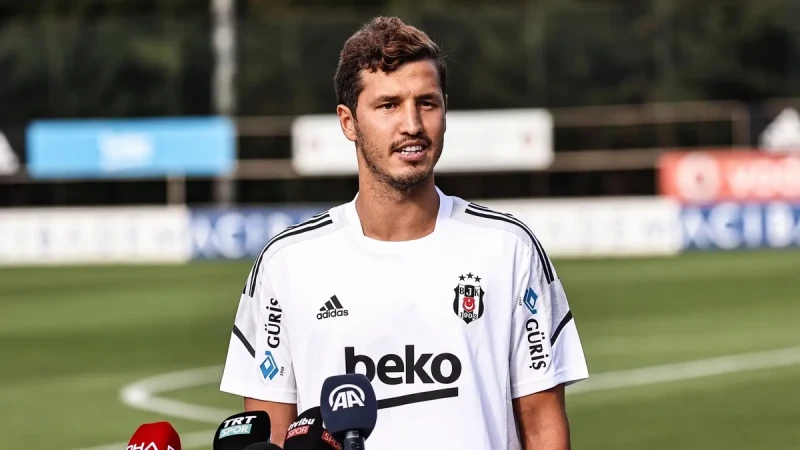 „Beşiktaş“ Salih Uçanla yollarını ayırıb