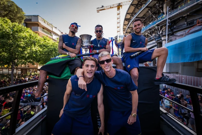 Barcelona's Spanish League Championship Parade: Players Celebrate with Fans