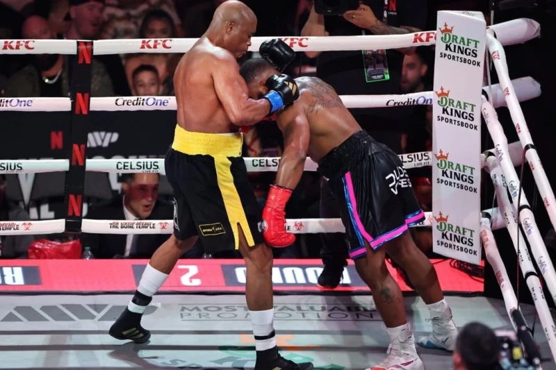 50 yaşlı Anderson Silva Tayron Vudlini ikinci raundda nokautla məğlub etdi