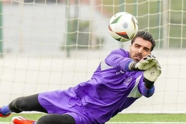 Portuguese goalkeeper: I have friends in Qarabag