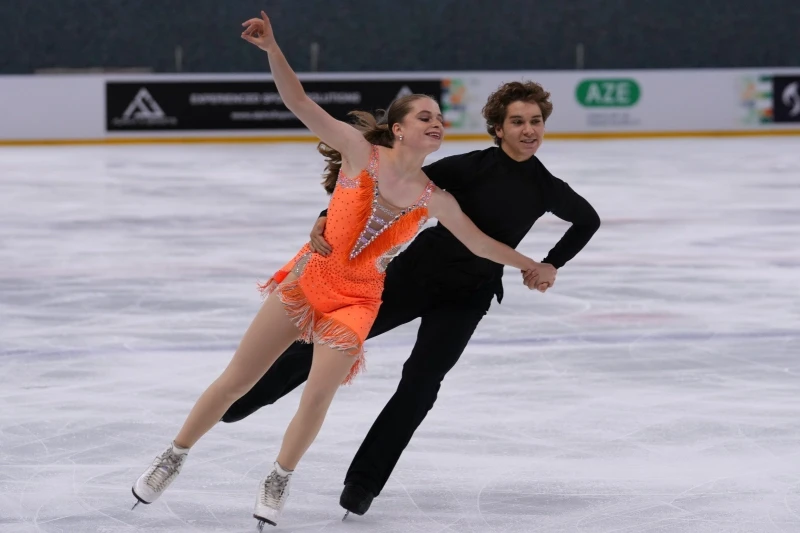 Yeniyetmələr arasında fiqurlu konkisürmə üzrə Qran-Pri yarışında fransalı cütlük buz üstündə rəqsdə birinci olub