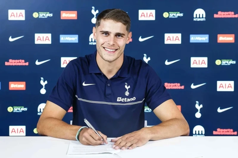 „Tottenhem“ müdafiəçisi Miki van de Venlə müqavilə uzadıb