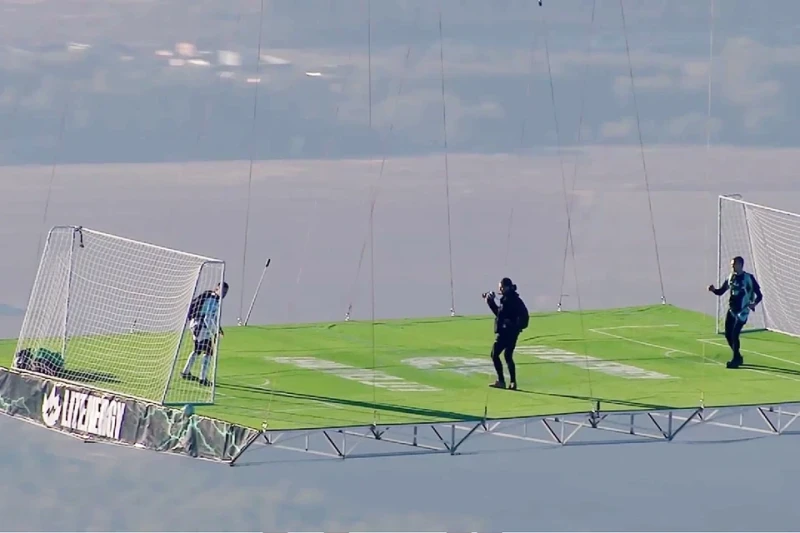 В мире впервые: футбольный матч прошел под воздушным шаром - ФОТО/ВИДЕО