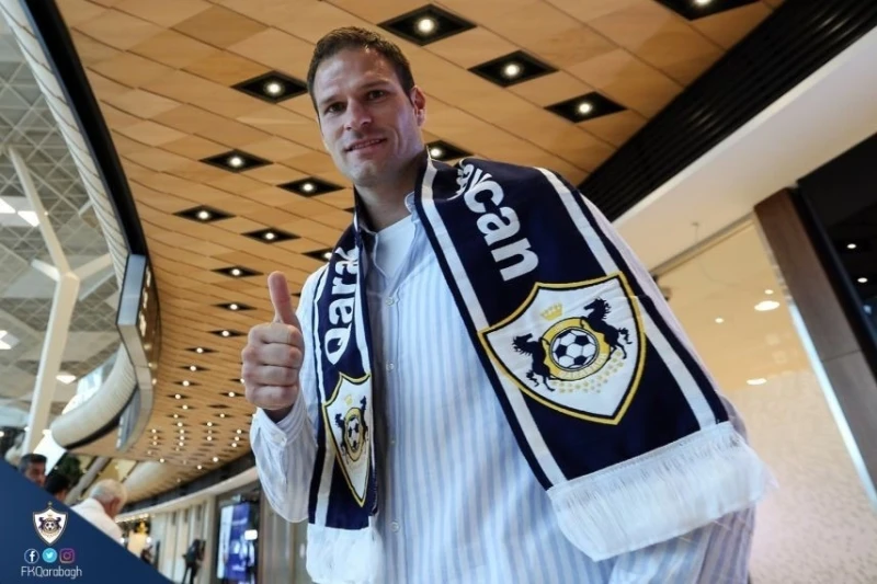Asmir Begovic in talks with Leicester