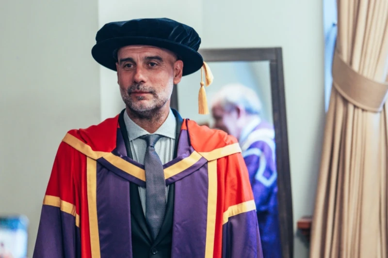 Pep Guardiola'ya Manchester Üniversitesi'nden fahri doktora unvanı verildi