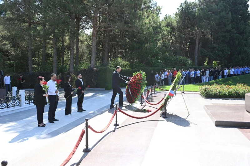 Hentbol turnuvası katılımcıları Haydar Aliyev'in mezarını ziyaret etti - FOTO