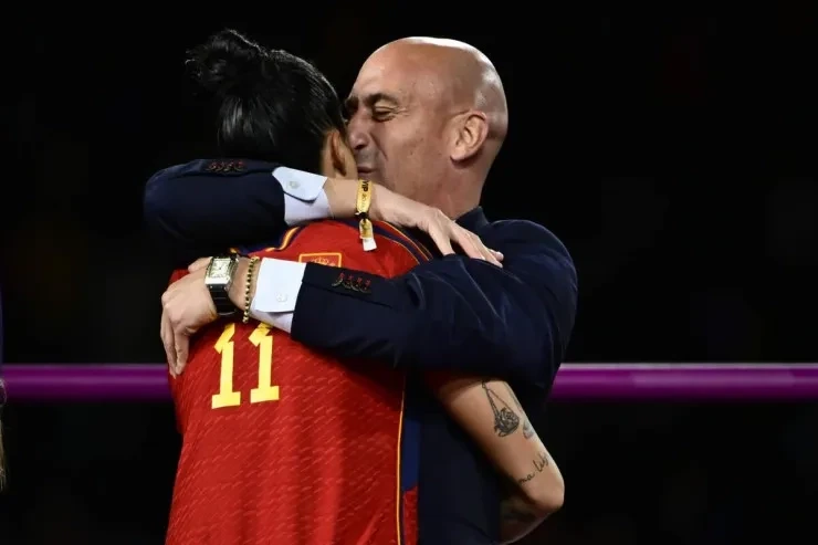 Rubialesin Kitab Təqdimatında Yumurta Yağışı: Hücum Edən Əmisi İmiş