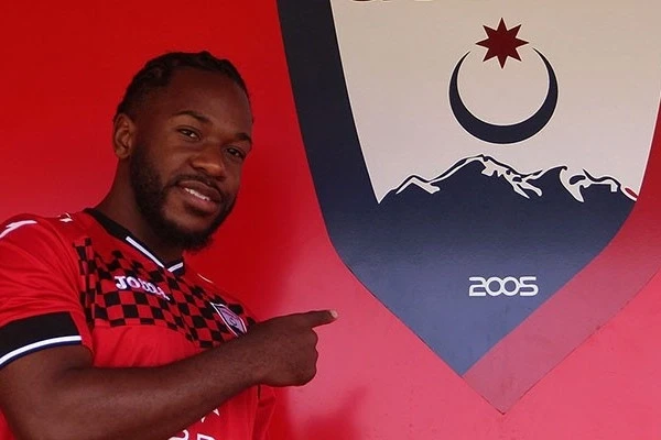 Qəbələ Kamerun əsilli fransalı yarımmüdafiəçi Jondo Fuxsu transfer edib