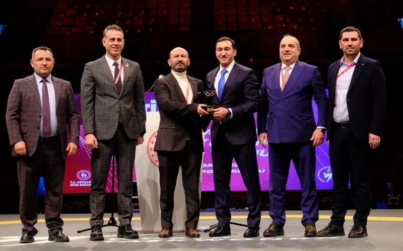 Azərbaycan Taekvondo Federasiyasına Türkiyədə xatirə hədiyyəsi təqdim olunub