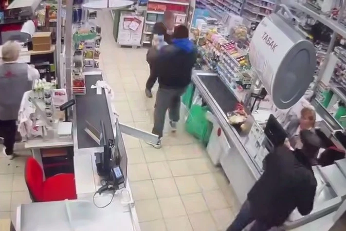 В России фитнес-тренер напал на женщину в магазине: Спортсмен уволен, полиция расследует - ВИДЕО