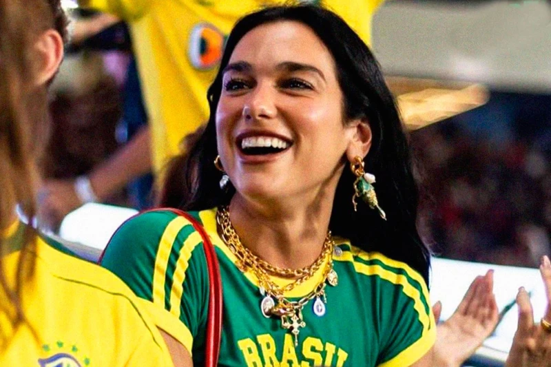 Dua Lipa Brezilya'da Flamengo - Fluminense derbisini izledi